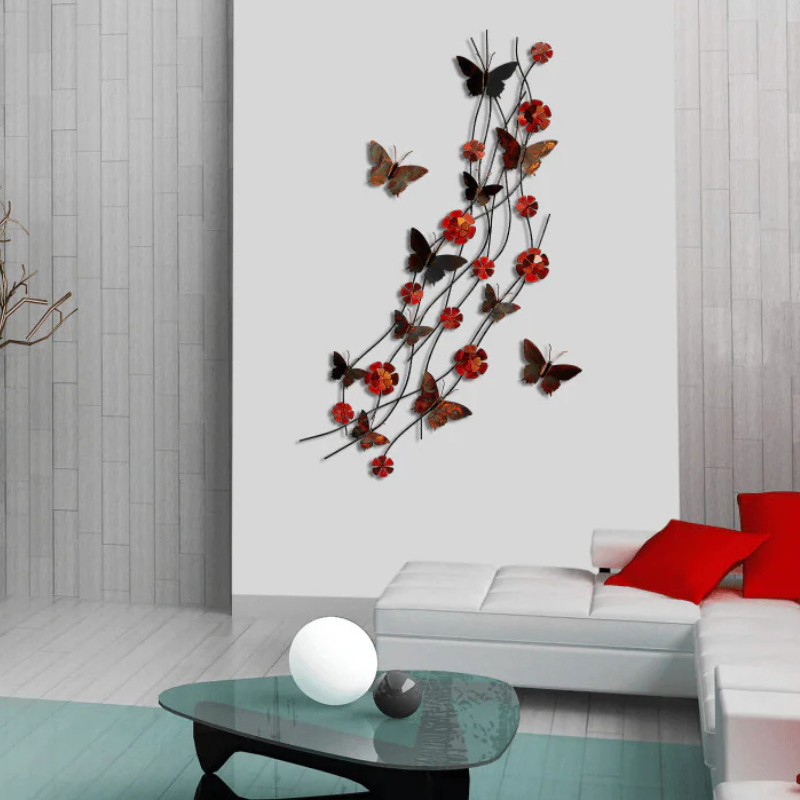 Handgefertigte Metallkunst. Farbenfrohe Blumen. Schmetterlinge auf Wanddekoration. Einzigartige Atmosphäre.