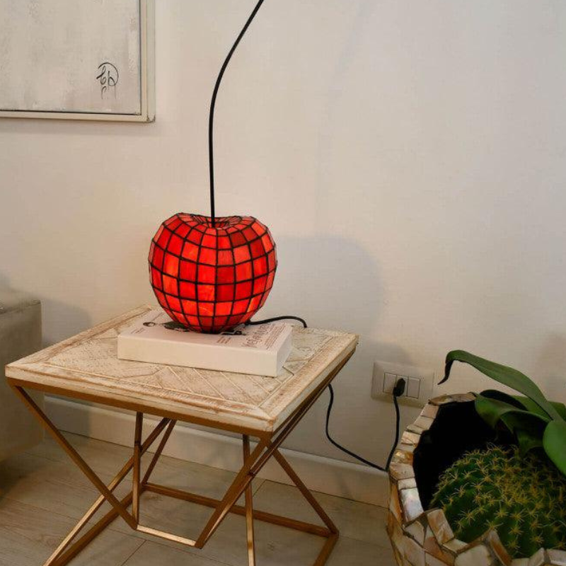 Tiffany Nachttischlampe "Rote Kirsche". Handgefertigter Glasschirm. Elegantes Kunstwerk. Ideal für Schlafzimmer.