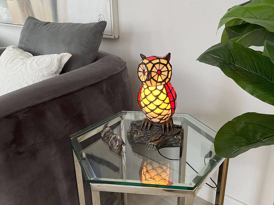 Tiffany Nachttischlampe Eule 26x18,5cm - Handgefertigte Glaslampe auf einem modernen Tisch, umgeben von eleganter Wohnraumdeko, mit sanftem Licht strahlend.
