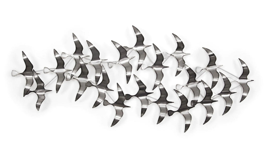 Elegante Wandskulptur Möwen aus Metall – Handgefertigt, Silberfarben, Modern mit 3D-Effekt, zeigt eine Gruppe stilvoller Möwen in dynamischer Flugpose.