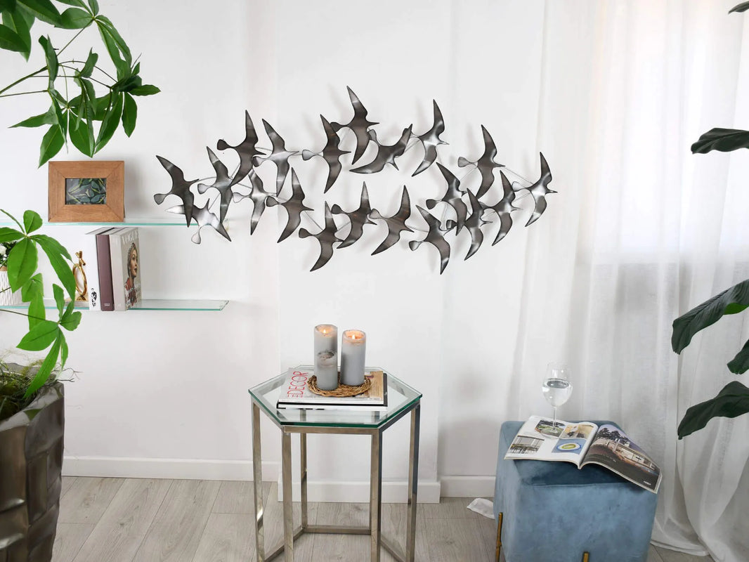 Der faszinierende 3D-Effekt der eleganten Wandskulptur Möwen aus Metall, handgefertigt und in Silberfarbe, bringt Leichtigkeit und Bewegung in jeden Raum.