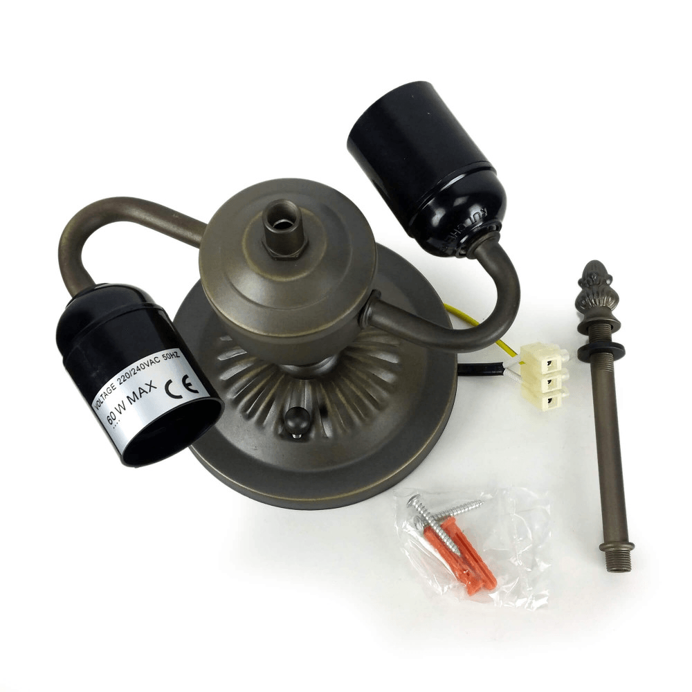 Tiffany Deckenleuchte aus Glas – Ansicht der Montagekomponenten, einschließlich der Lampenfassung und anderer Teile, die für die Installation benötigt werden.