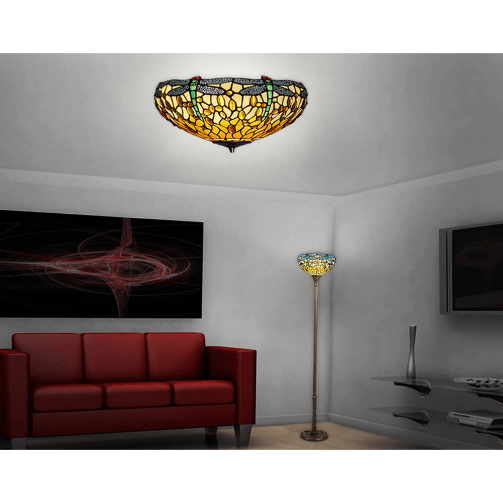 Tiffany Libelle Deckenleuchte in Gelb – Handgefertigter Jugendstil mit Hochwertigem Glas, installiert in einem modern eingerichteten Raum mit roten Möbeln.