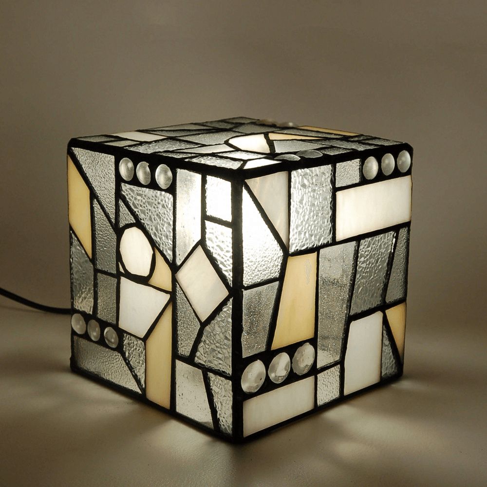 Tiffany Lampe Kubus in Gelb – Moderne Nachttischlampe aus hochwertigem Glas, Ansicht von oben mit dekorativem Glasdesign und Beleuchtung.