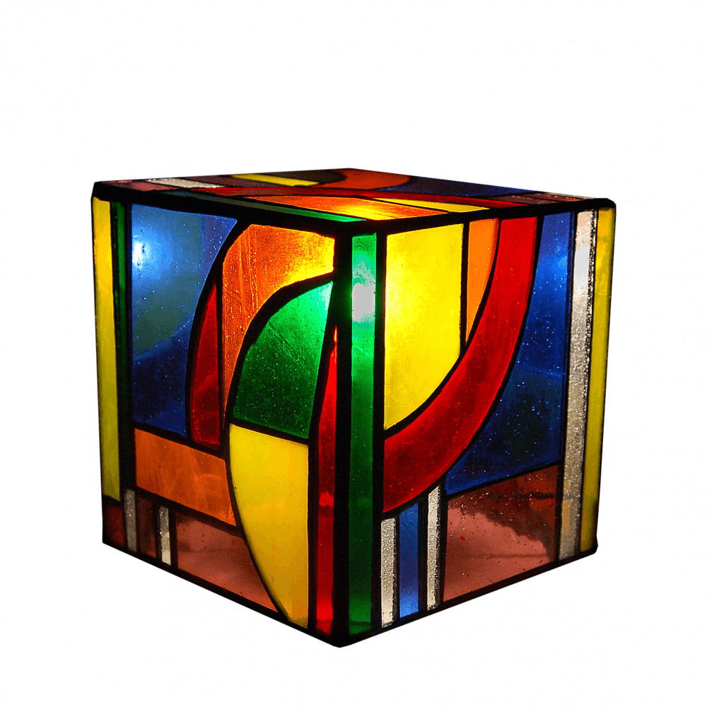 Kandinsky inspirierte Tiffany Nachttischlampe mit kunstvollem Design im Kubus Stil. Multicolor Tiffany-Glas zeigt geometrische Formen und lebendige Farben.