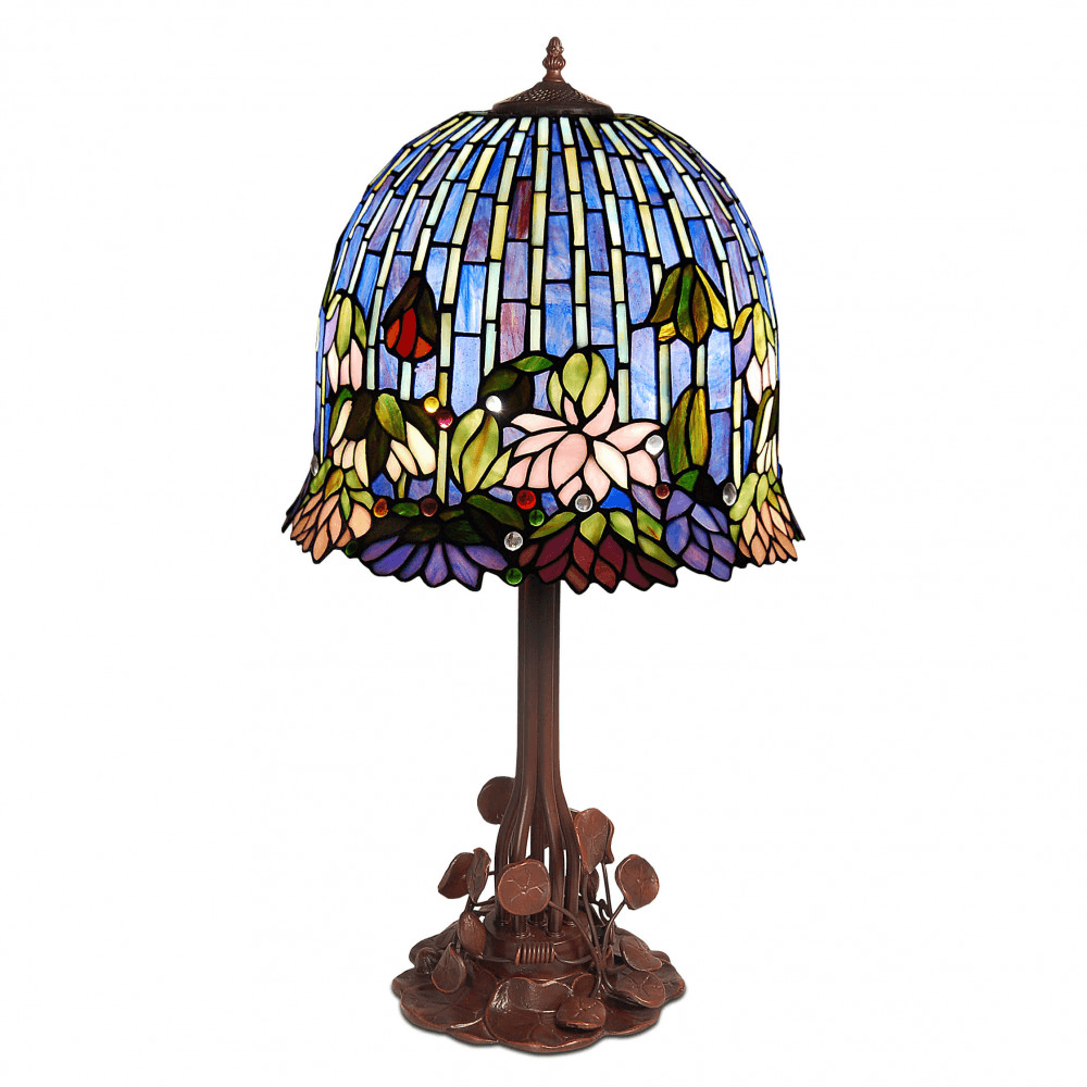Tiffany Tischlampe Lotus – Eleganz und Kunst für Ihr Zuhause. Die Lampe bringt ein farbenfrohes, filigranes Design mit Lotusblüten-Muster und einem stabilen Eisenstand.