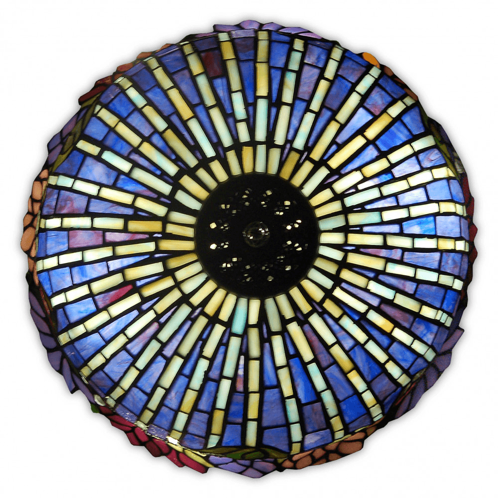 Detailansicht des Lampenschirms der Tiffany Tischlampe Lotus – Eleganz und Kunst für Ihr Zuhause. Der Schirm zeigt ein spektakuläres Farbenspiel mit schönen, farbigen Glasscheiben.
