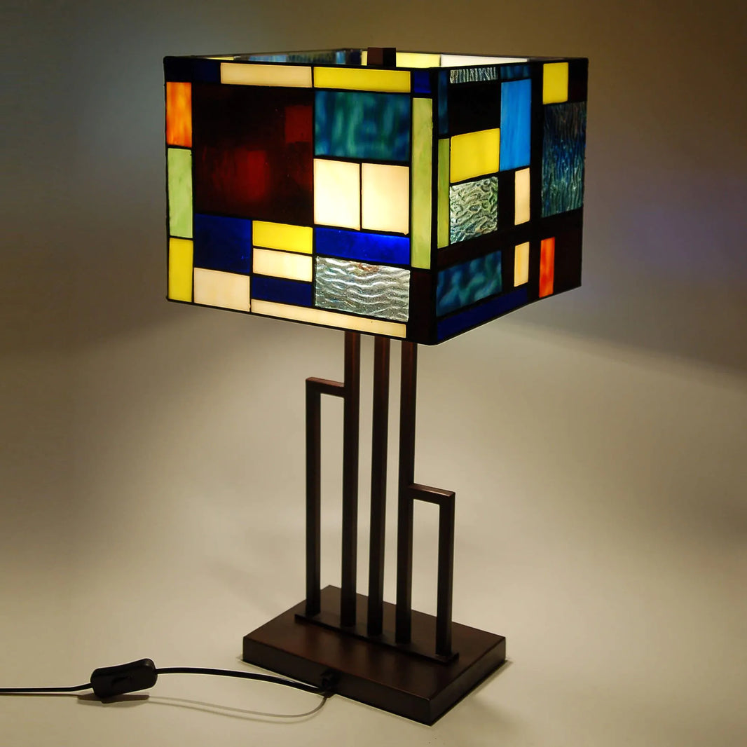 Detailansicht der Tischlampe multicolor landscape, die die handgefertigte Glasverarbeitung und Tiffany-Techniken zeigt.