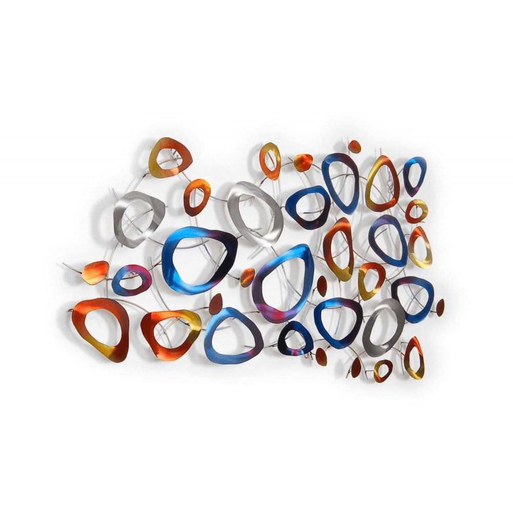 Farbige Ring-Komposition: Handgefertigte Metall-Wandskulptur für moderne Wohnräume, zeigt die kunstvollen farbigen Ringe in Blau, Orange und Rot, die eine kreative Wandgestaltung ermöglichen.