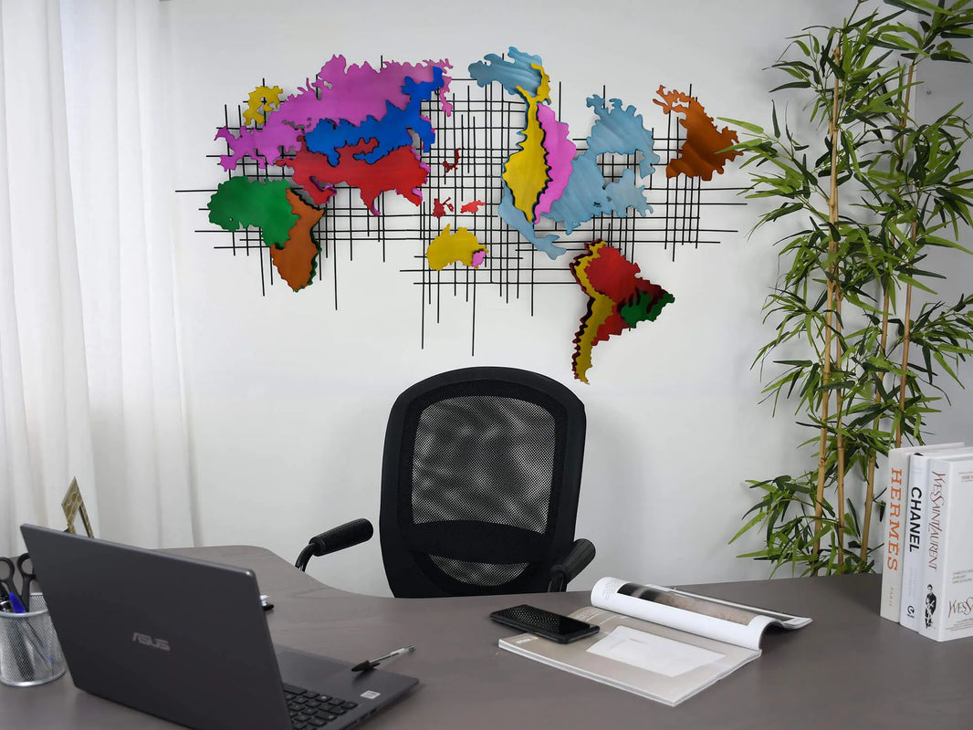 Moderne Metallrahmen Weltkarte Wandskulptur - Handgefertigt, 86 x 146 cm, zeigt die detailreiche dreidimensionale Struktur, die jeden Raum belebt.
