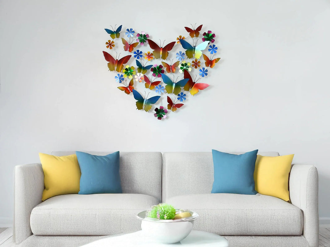 Nahaufnahme der modernen Wandskulptur Metall Herz Mit Schmetterlingen – Handgefertigt Und Dreidimensional, die die kreative und stilvolle Ausstrahlung dieser einzigartigen Wanddekoration zeigt.