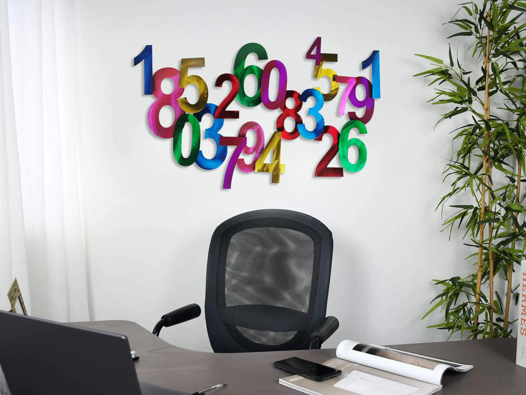 Detailansicht der handgefertigten Metallrahmen Zahlen Wandskulptur - modernes Eisen Kunstwerk, 3D-Design und multicolor Oberfläche.