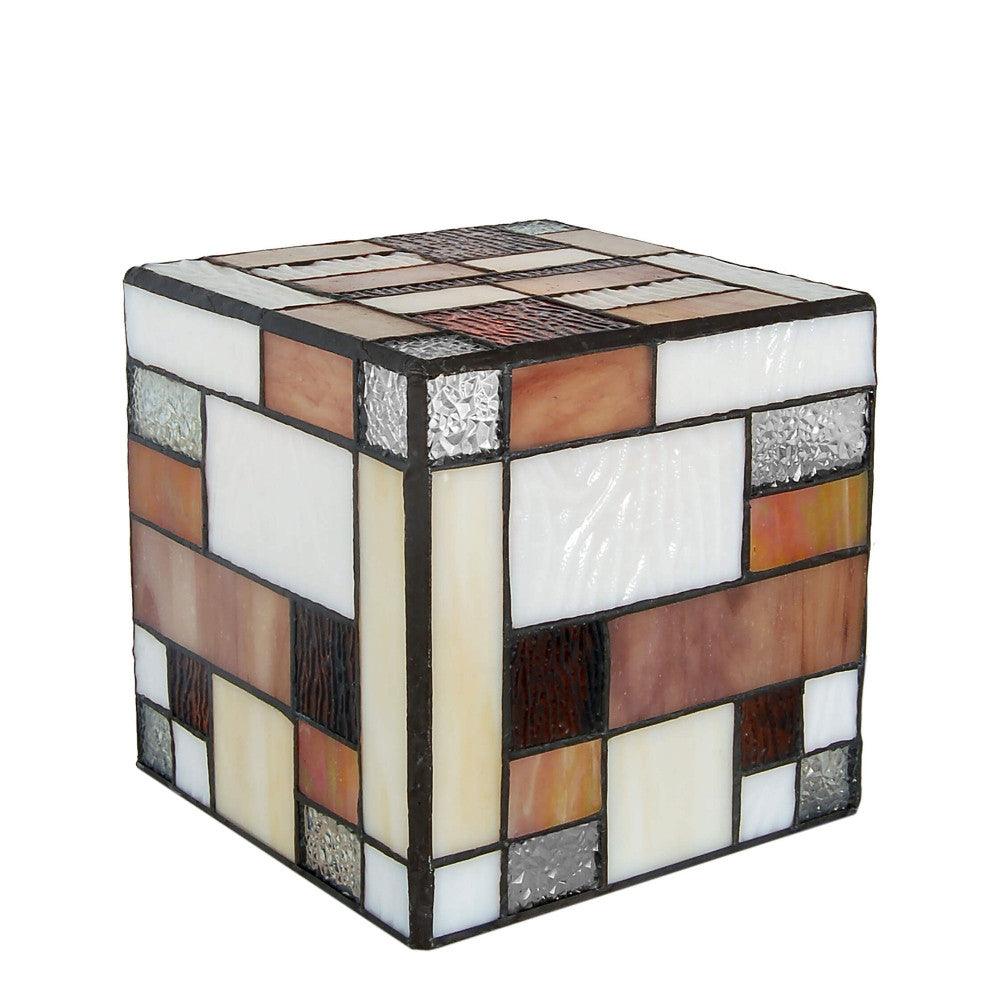 Nachttischlampe Matrix – Tradition trifft modernes Design in kunstvoller Tiffany-Verarbeitung, dargestellt in einem quadratischen Lampenschirm aus buntem Glas mit geometrischen Mustern.