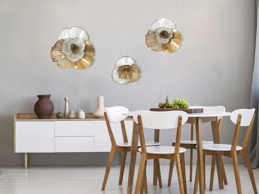Handgefertigte Wandskulptur: Perforierte Blumen in Gold und Silber – Detailansicht der eleganten Blumenelemente mit glamourösem Finish