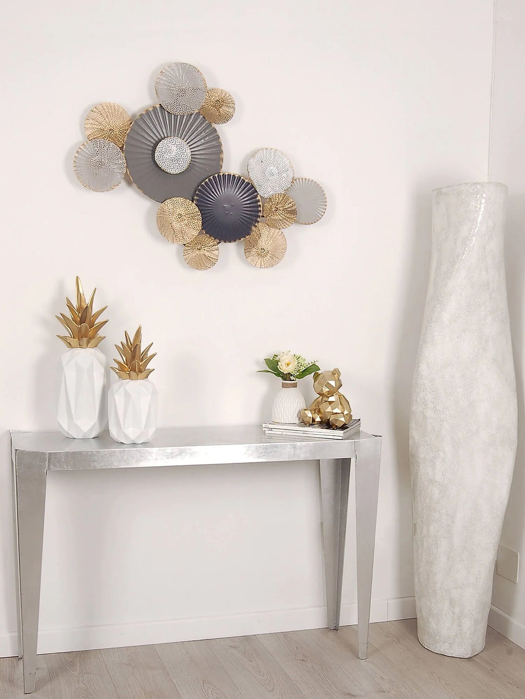 Detailansicht der Orientalischen Wandskulptur Aus Metall In Schwarz, Silber Und Gold - Abstrakte Komposition 53x75cm, die die filigranen, goldenen Umrandungen und perforierten silbernen Elemente zeigt.