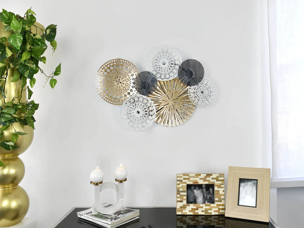 Nahaufnahme der handgefertigten Metall Wandskulptur im orientalischen Stil 50X74Cm, zeigt detailreiche Verzierungen und die exquisite Handwerkskunst.