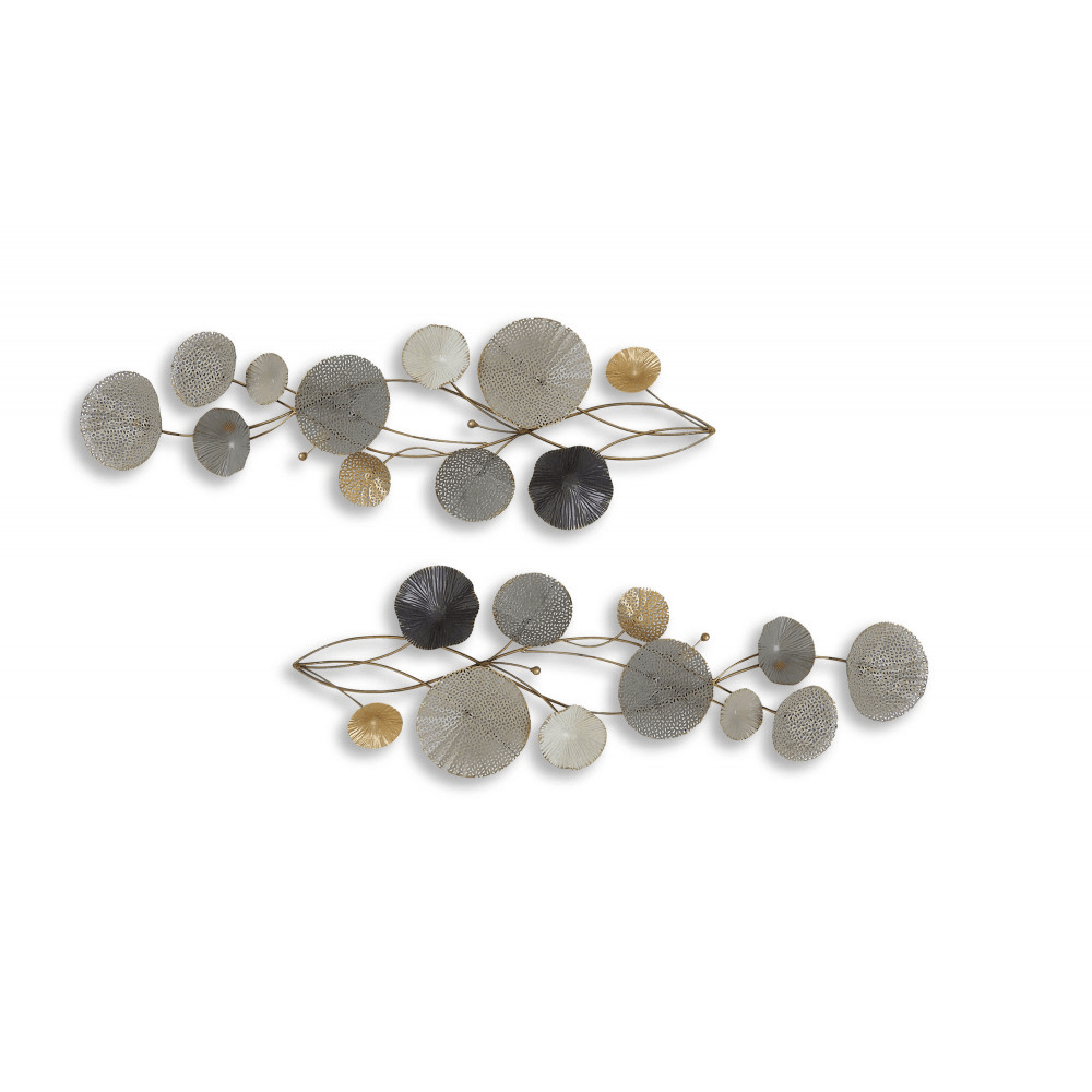 Stilisierte Wanddekoration aus Metall: Elegante Seerosen in Grau und Gold, handgefertigte Wandkunst mit Wasserpflanzenmotiven und variierenden Texturen, ideal für moderne Wohnräume.