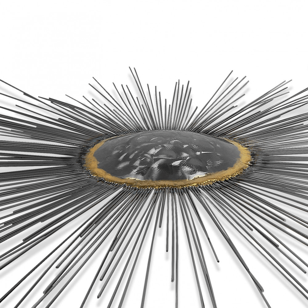 Handgefertigte Metall-Wandskulptur Sonne mit Goldkreis - Nahaufnahme der Wandskulptur, die die polierte Oberfläche und die Details des zentralen Orbs sowie die goldene Umrandung zeigt.