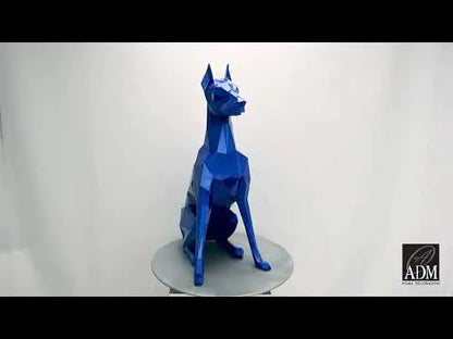 Facettierte Dobermann-Skulptur. Blauer Kunstwerk-Akzent. Hochwertiges Harz. Modernes Design. 82 x 47 x 34 cm.