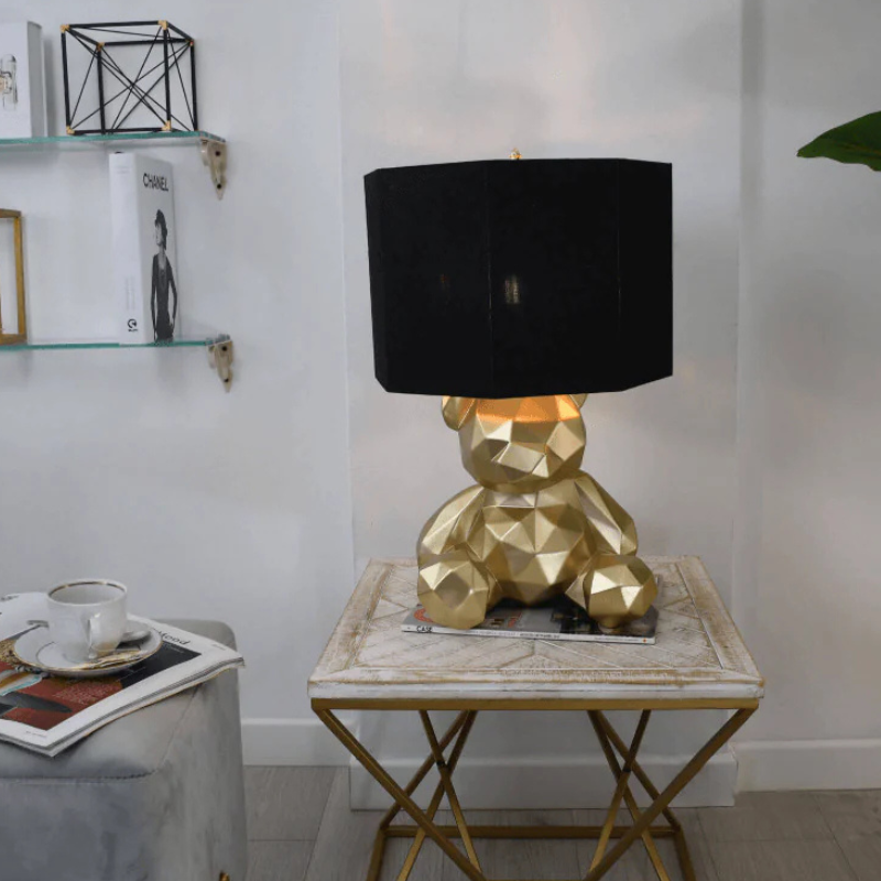 Facettierte Goldene Bärchen Tischlampe – Moderne Harzskulptur mit Metalleffekt