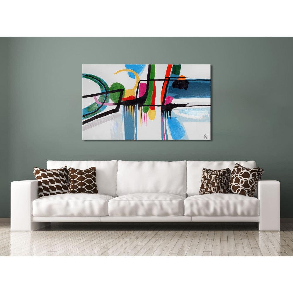 Das fesselnde abstrakte Kunstwerk in Farbenpracht - Handgemalt auf Leinwand, 120x70 cm, präsentiert sich in einem Wohnzimmer mit moderner Einrichtung.