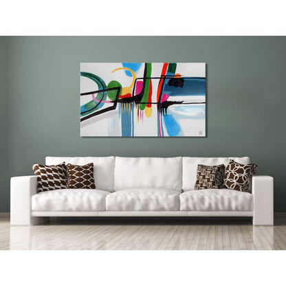 Das fesselnde abstrakte Kunstwerk in Farbenpracht - Handgemalt auf Leinwand, 120x70 cm, präsentiert sich in einem Wohnzimmer mit moderner Einrichtung.