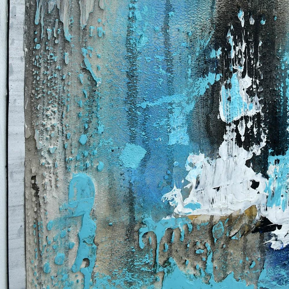 Nahaufnahme des abstrakten Meisterwerks in Hellblau mit eleganten Akzenten, 120 x 90 cm, die Textur und die Farbtiefe der Acrylmalerei detailliert.