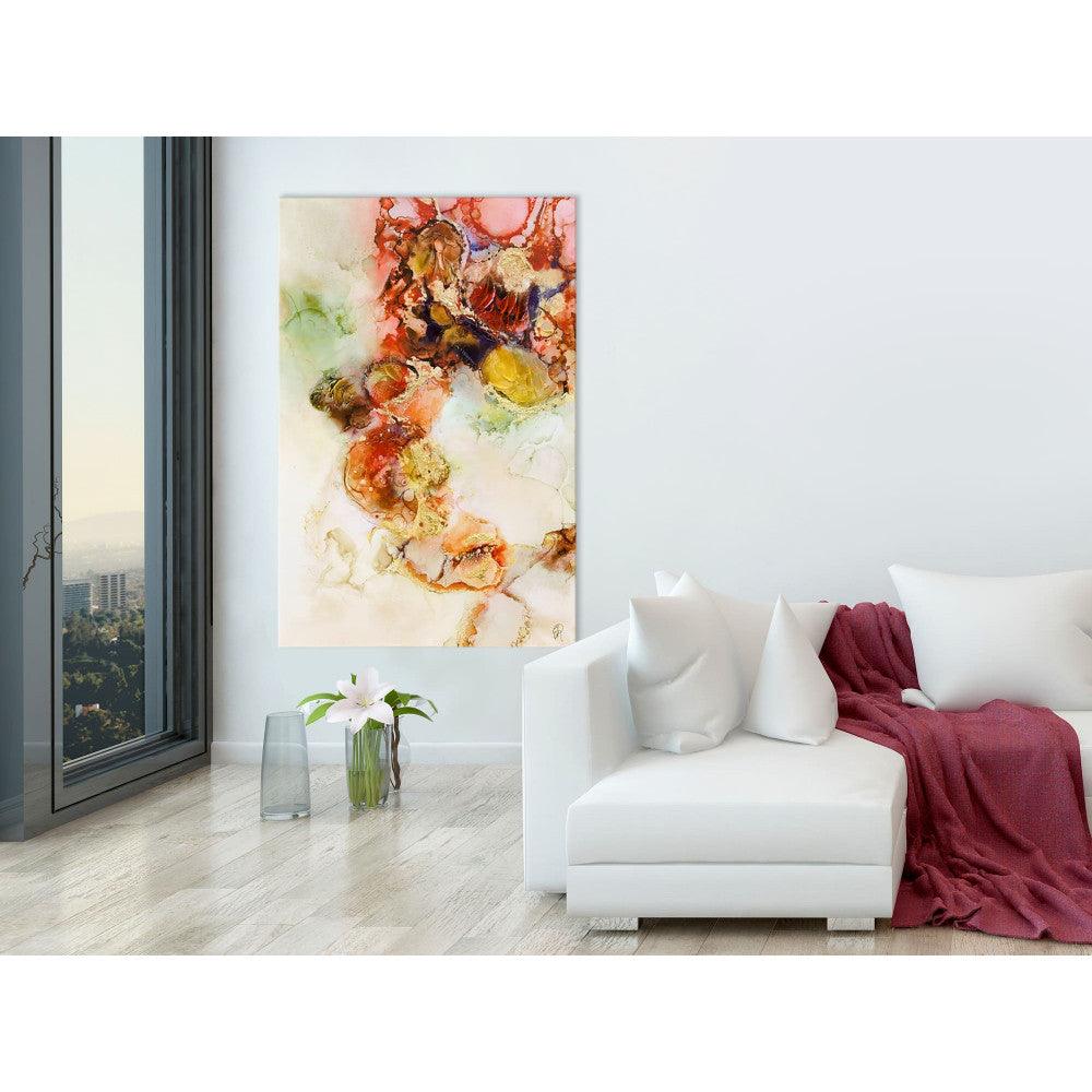 Das faszinierende handgemalte abstrakte Gemälde in Rot, Gelb und Orange von Edgar Ramirez, aufgehängt in einem modern gestalteten Raum, 120x80 cm.