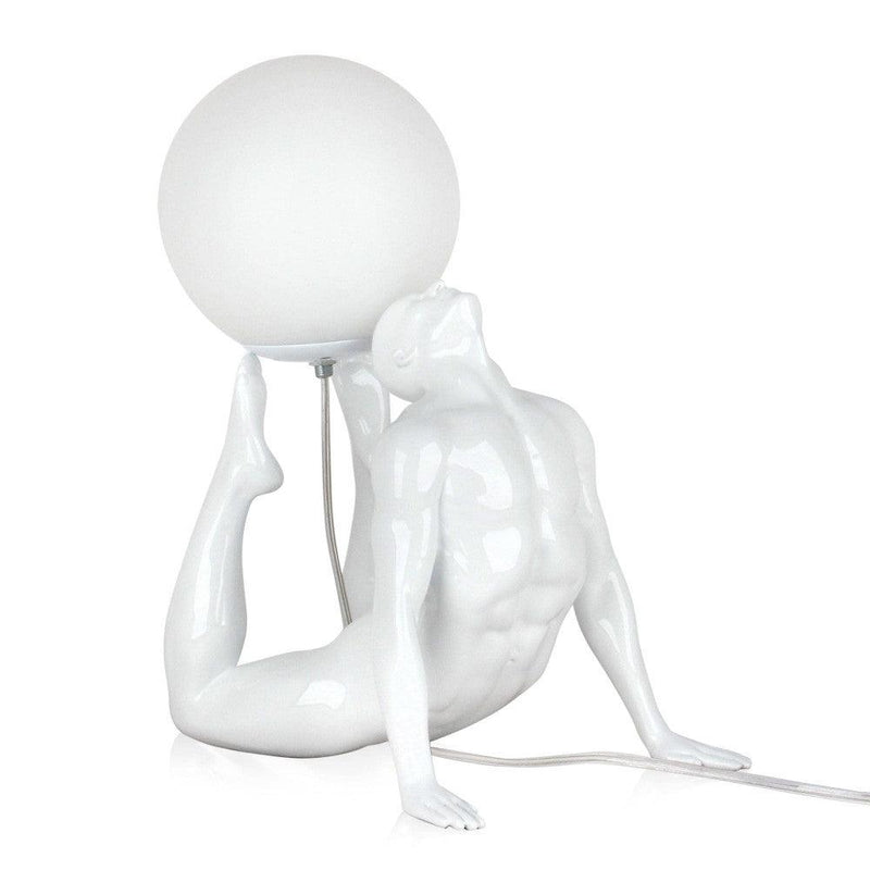 Ambition weiß. Tischlampe als moderne figurative Skulptur aus lackiertem Harz. - Designerobjekte.com