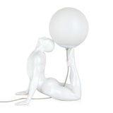 Ambition weiß. Tischlampe als moderne figurative Skulptur aus lackiertem Harz. - Designerobjekte.com