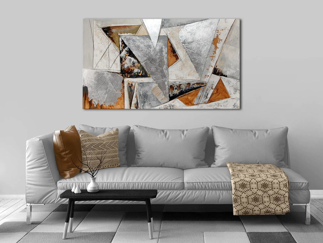 Handgemaltes modernes abstraktes Gemälde 80x140 cm in Silber und Gold, präsentiert über einer eleganten Couch in einem modernen Wohnzimmer.