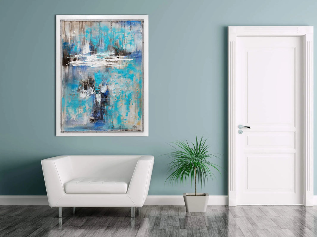 Handgefertigtes Abstraktes Gemälde 3D-Acryl-Relief in Blau mit Weißem Rand, stilvoll präsentiert in einem modernen Raum mit Tür und Pflanze.