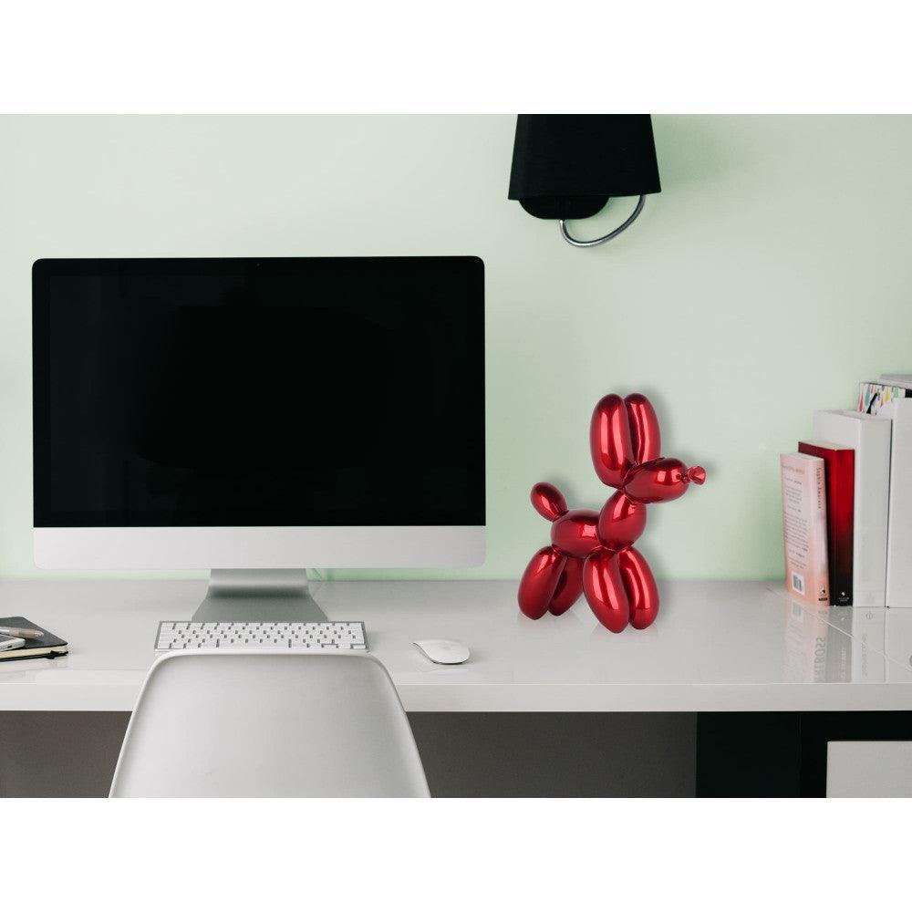 Ballon-Hund Skulptur in Rubinrot Metallic auf einem Schreibtisch neben einem Computer - Einzigartige Pop Art aus Kunstharz