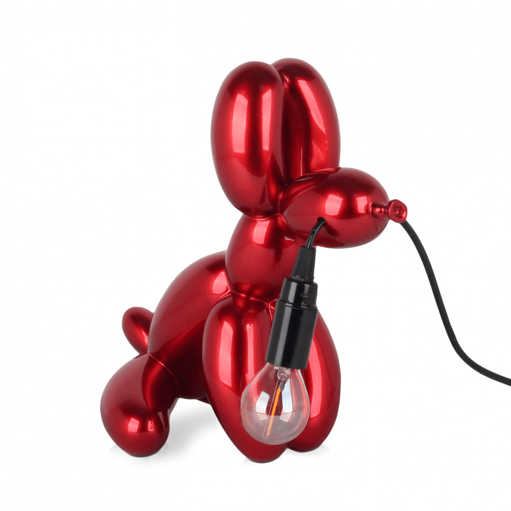 Ballonhund Rot Tischlampe – Skulpturale Pop Art Lampe aus Harz mit Metalleffekt, seitliche Ansicht der Lampe in leuchtendem Rot mit sichtbarem Kabel und Glühbirne.