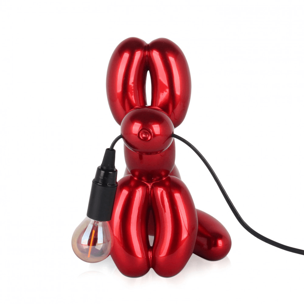 Ballonhund Rot Tischlampe – Skulpturale Pop Art Lampe aus Harz mit Metalleffekt, detailreiche Ansicht der Lampe von hinten, die die elegante Form und die Oberflächenreflexionen zeigt.