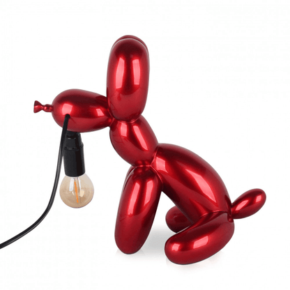 Ballonhund Rot Tischlampe – Skulpturale Pop Art Lampe aus Harz mit Metalleffekt, frontale Ansicht der Lampe mit Kabel und Glühbirne, die Kunst und Funktionalität kombiniert.