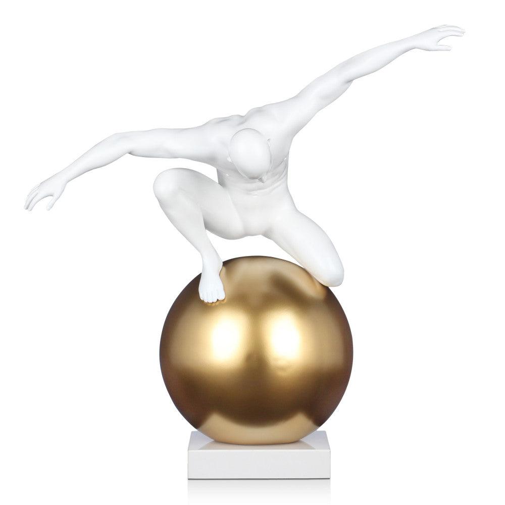 Skulptur „Beherrschung groß“ – Moderne figurative Kunst aus satiniertem Kunstharz. Die Skulptur zeigt eine anthropomorphe Figur, die auf einer goldenen Kugel sitzt und einen dynamischen Ausdruck von Stärke und Eleganz vermittelt, mit einem stabilen Marmor-Sockel.