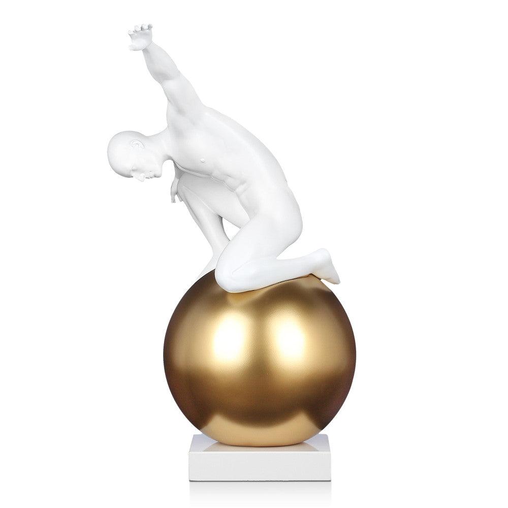 Skulptur „Beherrschung groß“ – Moderne figurative Kunst aus satiniertem Kunstharz. Die Figur kniet auf einer goldenen Kugel und strahlt Anmut und Kraft aus, eingefasst auf einem eleganten Marmorsockel.