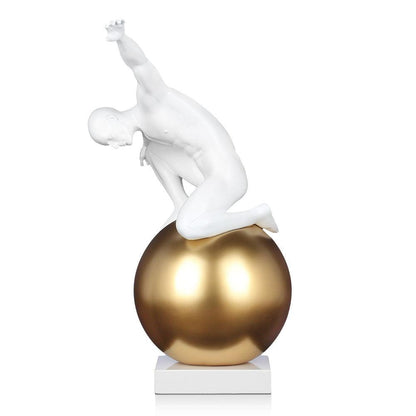 Skulptur „Beherrschung groß“ – Moderne figurative Kunst aus satiniertem Kunstharz. Die Figur kniet auf einer goldenen Kugel und strahlt Anmut und Kraft aus, eingefasst auf einem eleganten Marmorsockel.