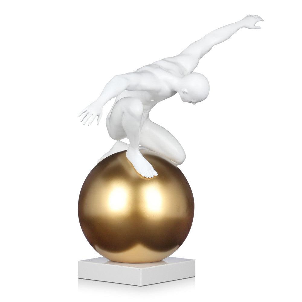 Skulptur „Beherrschung groß“ - Detaillierte Sicht auf die moderne figurative Kunst, die eine weiße Skulptur in Balance auf einer goldenen Kugel darstellt.