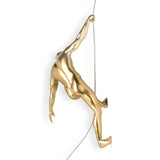 Bergsteiger 2 goldfarben. Moderne figurative Skulptur aus Metalleffekt Harz, zum Aufhängen an der Wand - Designerobjekte.com