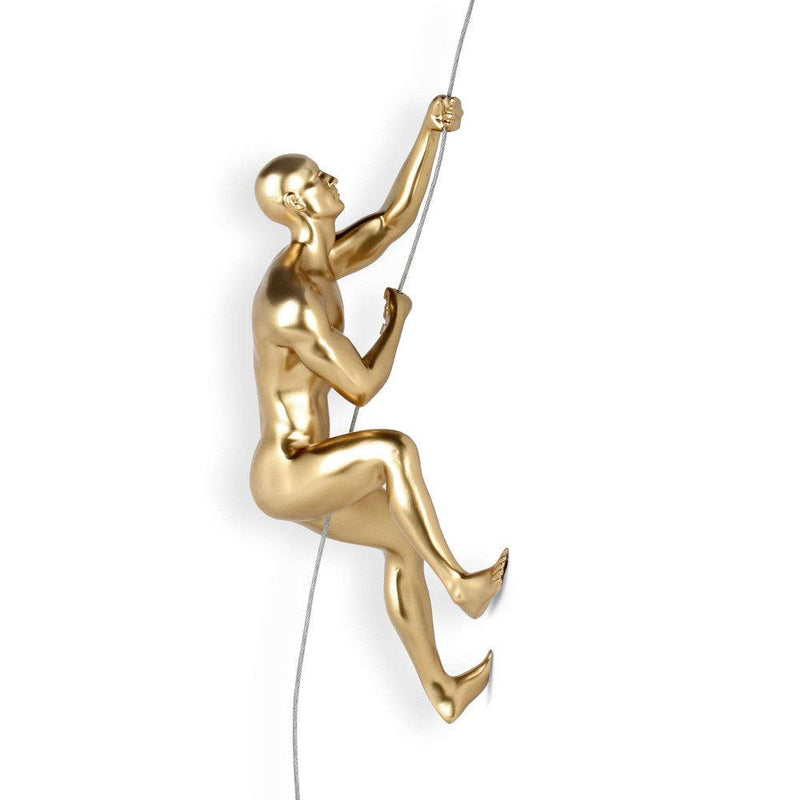 Bergsteiger goldfarben. Moderne figurative Skulptur aus Metalleffekt Harz, zum Aufhängen an der Wand - Designerobjekte.com