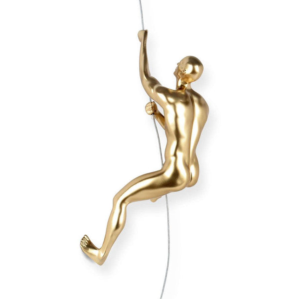 Bergsteiger goldfarben. Moderne figurative Skulptur aus Metalleffekt Harz, zum Aufhängen an der Wand - Designerobjekte.com