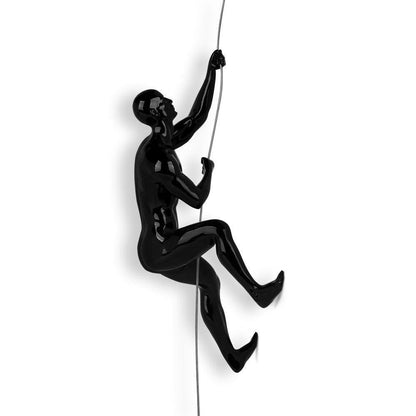 Bergsteiger Skulptur aus lackiertem Kunstharz - Detailansicht eines kletternden Bergsteigers, der an einem Seil hängt, ideal für moderne Wanddekoration.
