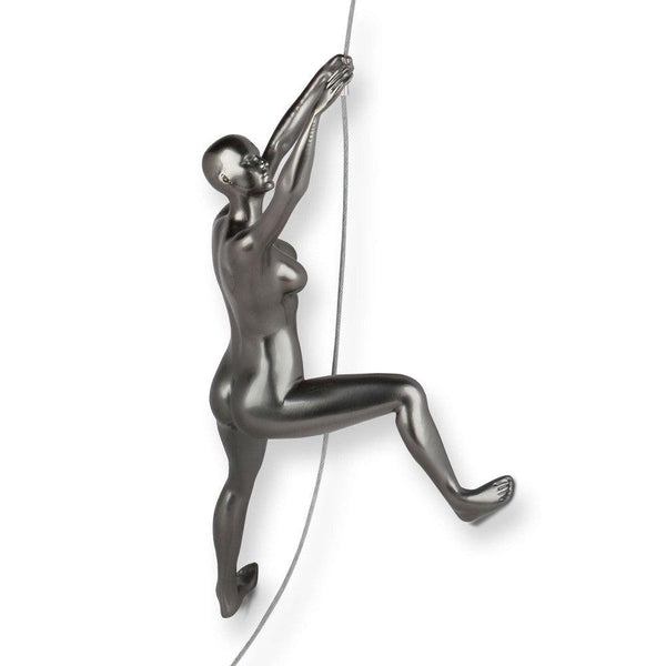 Bergsteigerin 2 anthrazit. Moderne figurative Skulptur aus Metalleffekt Harz, zum Aufhängen an der Wand - Designerobjekte.com