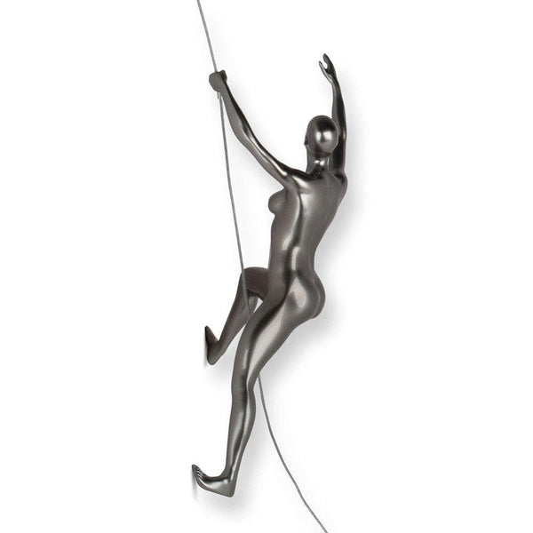 Bergsteigerin 2 anthrazit. Moderne figurative Skulptur aus Metalleffekt Harz, zum Aufhängen an der Wand - Designerobjekte.com