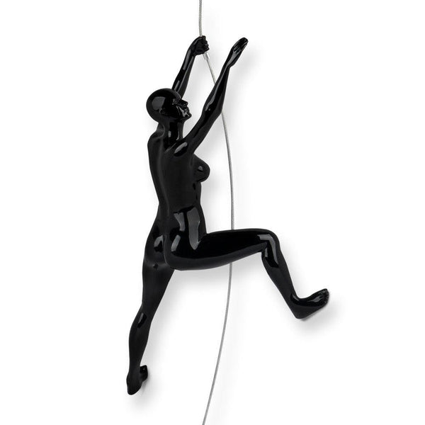 Bergsteigerin 2 schwarz lackiert. Moderne figurative Skulptur aus lackiertem Kunstharz, zum Aufhängen an die Wand - Designerobjekte.com