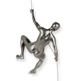 Bergsteigerin 3 anthrazit. Moderne figurative Skulptur aus Metalleffekt Harz, zum Aufhängen an der Wand - Designerobjekte.com