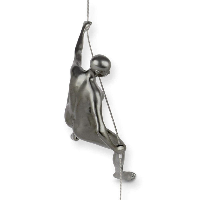 Bergsteigerin 3 anthrazit. Moderne figurative Skulptur aus Metalleffekt Harz, zum Aufhängen an der Wand - Designerobjekte.com