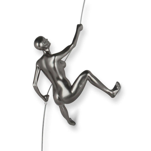 Bergsteigerin anthrazit. Moderne figurative Skulptur aus Metalleffekt Harz, zum Aufhängen an der Wand. - Designerobjekte.com